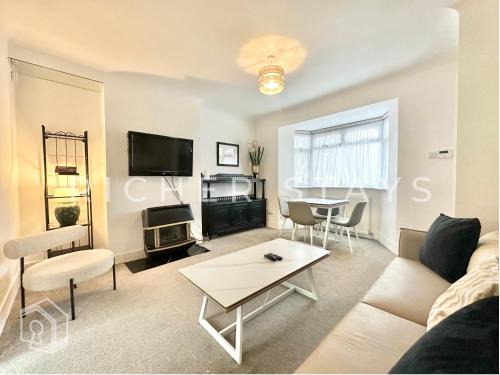 Borehamwood House | Stylish 3-Bedroom Garden Home, AC, Contractors and Families
