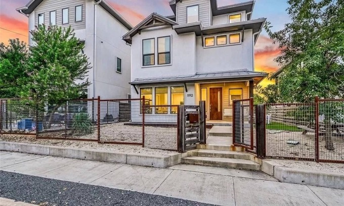 Swede Hill House | Stylish 3-Level Escape | 12 Guests | Downtown Walk