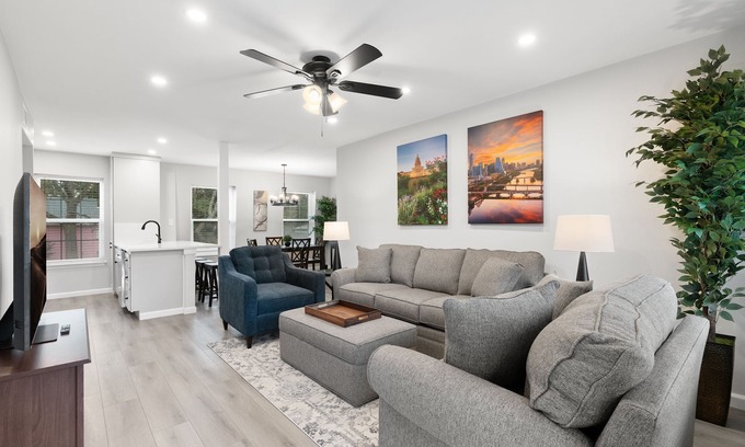 South Congress Condo | Stylish 3BR/2BA with large pool in HEART of SOCO!