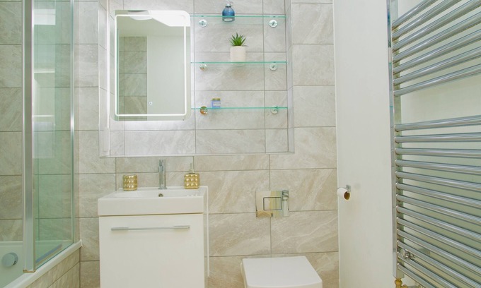 West Hill Apartment | Stylish 3BR | 3 Min to Southfields Station