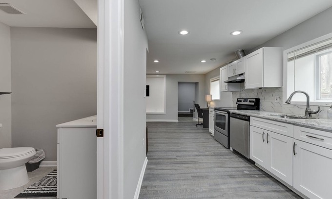 Potomac West Apartment | Stylish 3BR 3BA Colonial House by Cozysuites