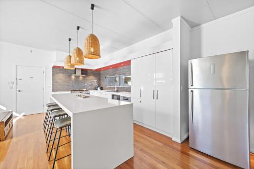 Hamilton Hill House | Stylish 4-Bedroom Coastal Family-Friendly Retreat