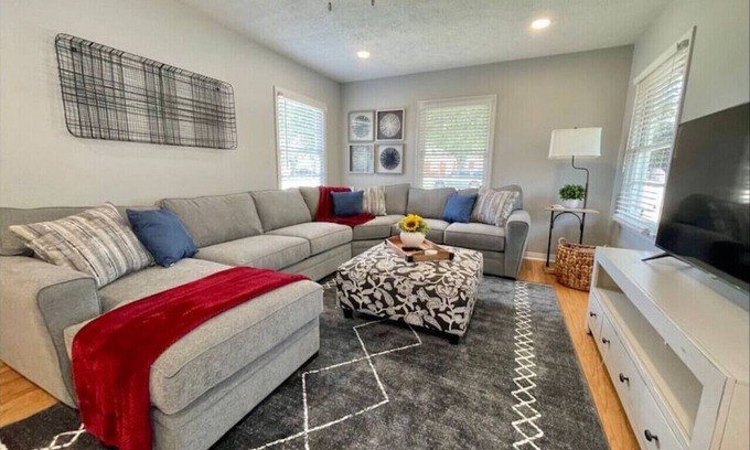 Ridgecrest House | Stylish 4 bedroom House Close to Both the Heart of Bryan and College Station