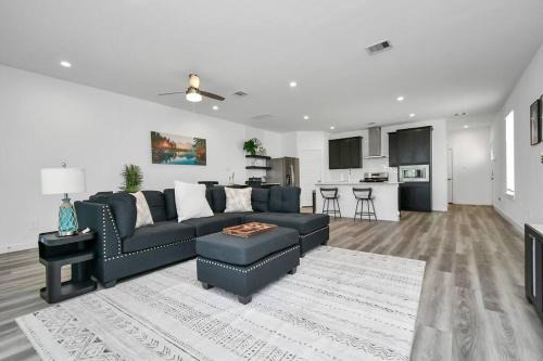 Southeast Houston House | Stylish 4 Beds Near Downtown With Backyard