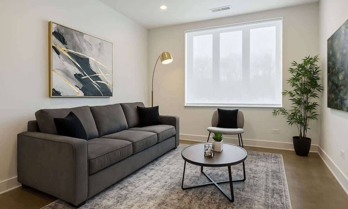 Near South Side Apartment | Stylish 4BR South Loop Home State 23-202