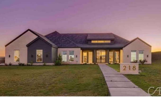 Abilene House | Stylish 5br gem w/outdoor theater and slide