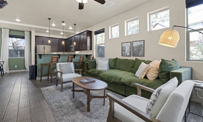 Flagstaff House | *Stylish*A/C* Swings*Fully Fenced Yard*