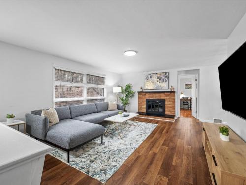 Wexford House | Stylish and Accessible Six Bedroom Home in Wexford/Pittsburg With Kids Amenities