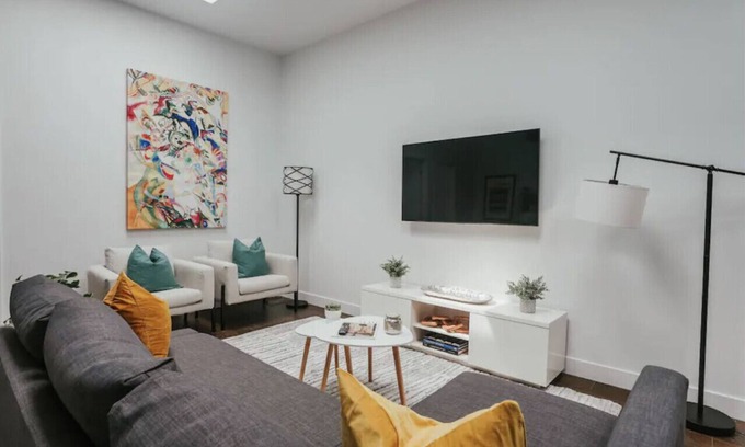 La Petite-Patrie Apartment | Stylish and bright 2bdr near St-Hubert Plaza