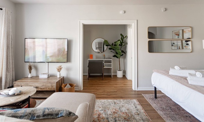 Rogers Park Apartment | Stylish and Comfy Studio near Loyola Park