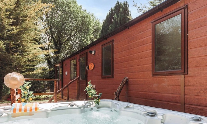 Caerwys Ski Chalet | Stylish and compact lodge with one double with en suite W.