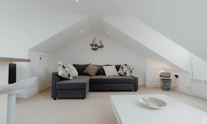 Herne Bay Apartment | Stylish and Modern 2-Bed Apartment in Herne Bay