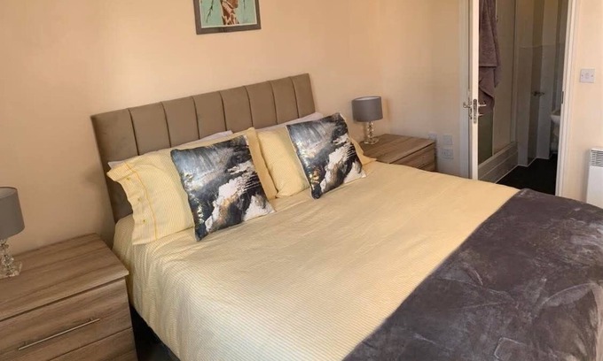 Griffydam Apartment | Stylish Apartment sleeps 4/6 Wi-Fi Parking Pet Friendly near NEC and Warwick Uni