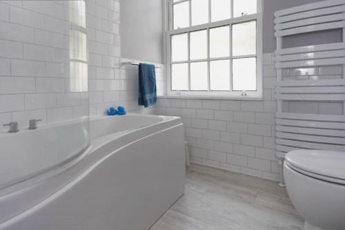 Kidbrooke with Hornfair Apartment | Stylish apt in a 1938 building with parking