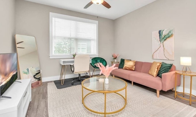 Spring Branch West Apartment | Stylish APT with free parking near downtown/malls