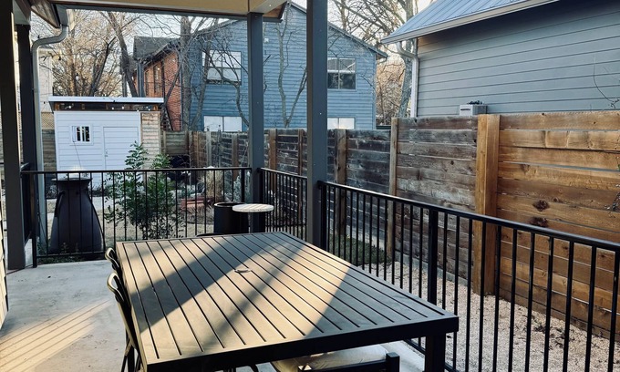 Highland House | Stylish Austin Home of a Local Creative Entrepreneur – Pet-Friendly!