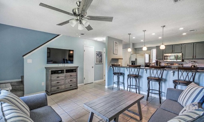 Mary Esther House | Stylish Bayfront Townhome Less Than 10 Mi to Beach!
