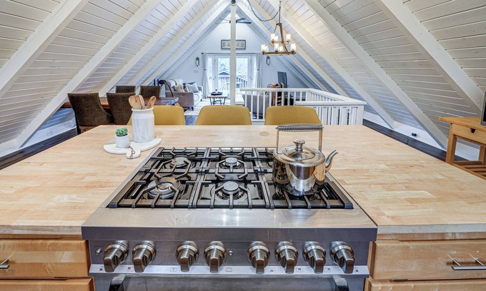 Geneva Cottage | Stylish Bellingham Home w/Lake + Mountain Views!