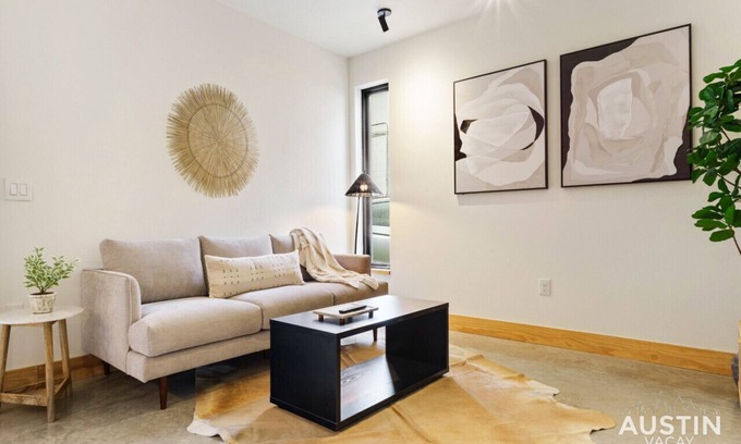 Montopolis House | Stylish Boho Loft w Free Prkg + Luxurious King Bed