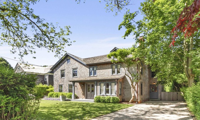 Amagansett House | Stylish & Chic Renovated 1860s Farm House Walking Distance To Beach And Town!