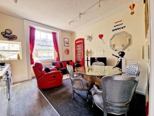 Cotham Apartment | Stylish Clifton Flat, Permit Parking x1, Garden & Picnic Area