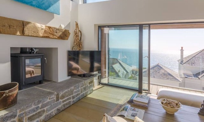 Mevagissey Apartment | Stylish coastal retreat with panoramic views & walkable to harbour