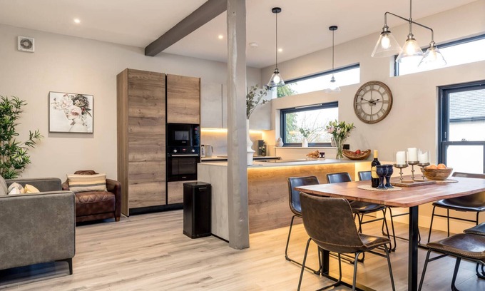 Buchlyvie House | Stylish converted Coach House with hot tub