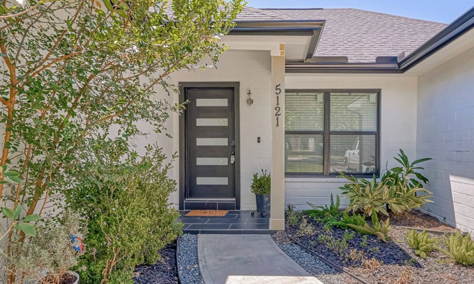 Bellaire House | Stylish-Cozy 2-br in Bellaire relaxing home for the family and pet-friendlynn