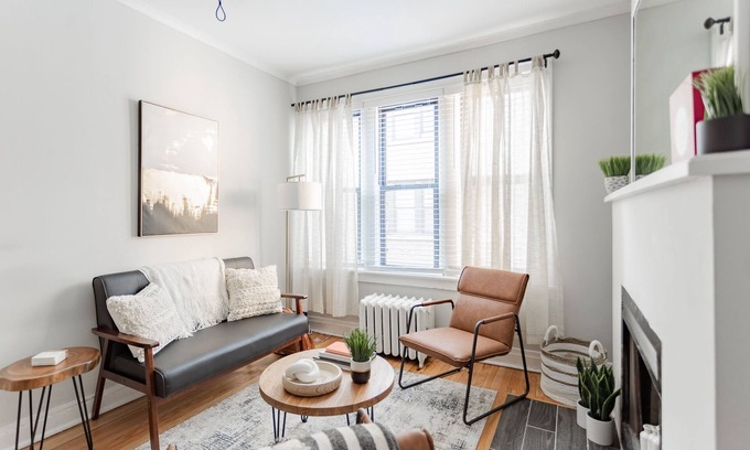 Boystown Apartment | Stylish|Cozy Getaway in Lakeview|1BR|3min~Wrigley