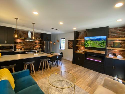Kingsville House | Stylish Downtown Kingsville Getaway with Putting Green, Firepit & Games
