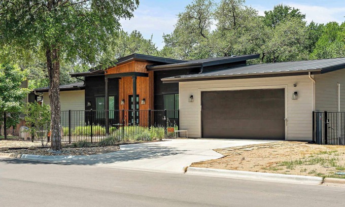 MLK House | Stylish East Austin Home | 2BR | BBQ | DT | COTA