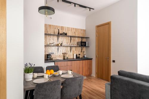 Avoti Apartment | Stylish family 1 BR with working desk by Park and Top Restaurants
