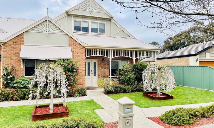 Alfredton House | Stylish Family Getaway - Steps from Train Station, Lake Wendouree - Pet Friendly