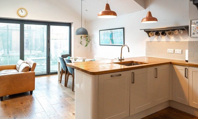 York House | Stylish Family Home w/Garden near Centre