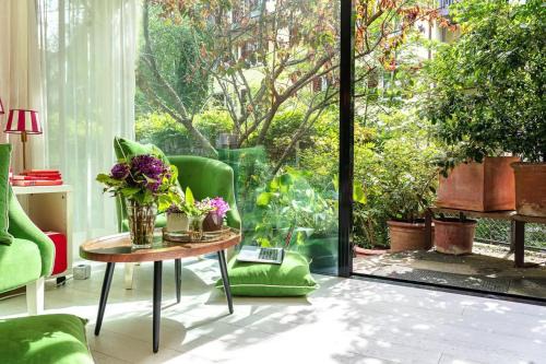 Muhlebach Apartment | Stylish Garden-Gem by Lake: Pet-Friendly & Central
