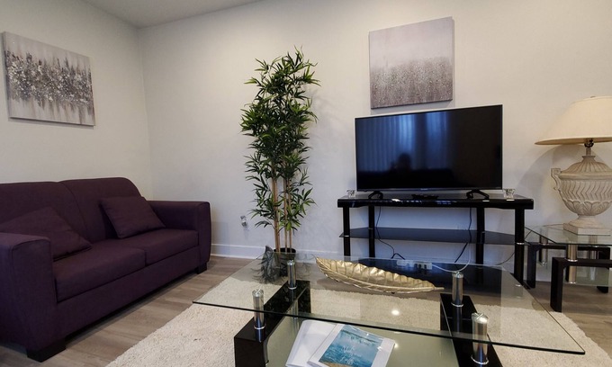 Fallsview House | Stylish home 10 minutes walk to the Falls
