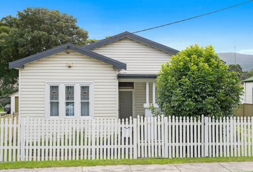 Figtree House | Stylish House 8mins walk to Figtree Grove