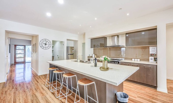 Point Cook House | Stylish Luxe House for Big Group at Point Cook