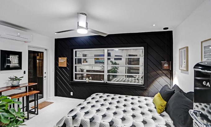 Coral Ridge Isles House | Stylish Luxury Tropical Junior Suite