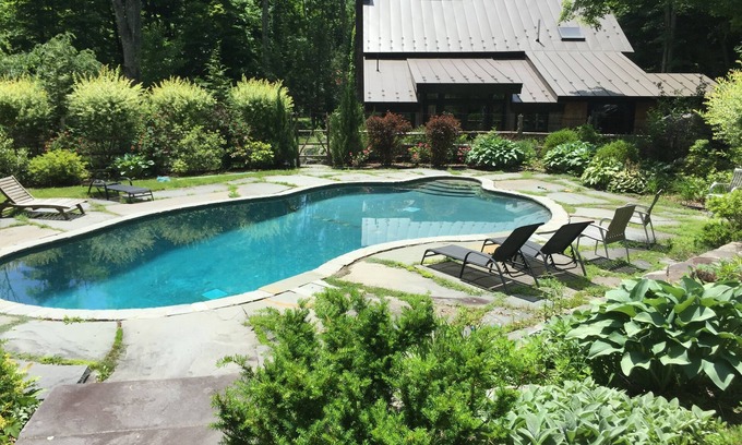 Lake Hill House | Stylish, modern barn with chef’s kitchen, heated pool, privacy