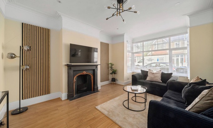 Bensham Manor House | Stylish Modern 3 Bedroom Home in London with a Garden