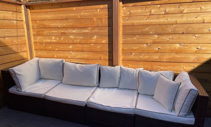 Squire Park Apartment | Stylish Modern Oasis in the City, South Capitol Hill - Very Walkable