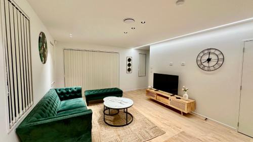 Papakura House | Stylish New & Cosy 3-Bedroom Entire Home in Auckland, Free Parking - Perfect for Your Next Getaway!