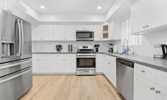 Los Angeles County House | Stylish New home Near DTLA, Disneyland, SOFI
