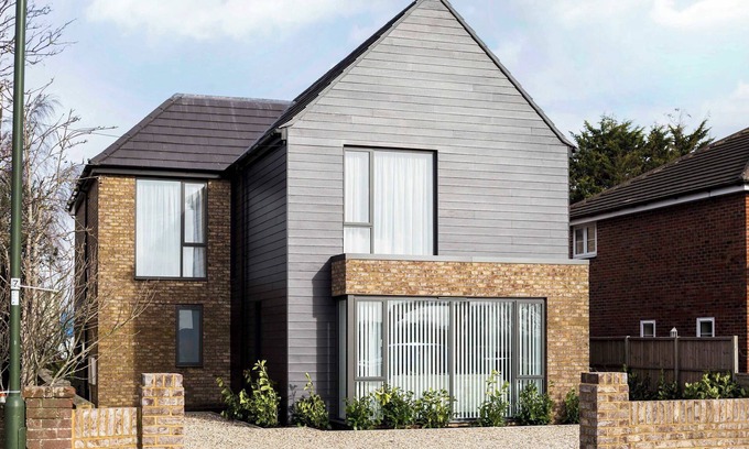Chichester House | Stylish new home with parking - king beds, garden
