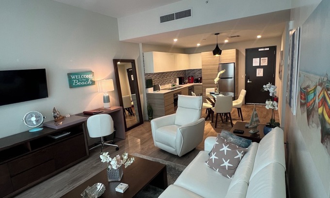 Hollywood Lakes Condo | Stylish Oceanview apartment in Hollywood Beach + 2 free bikes