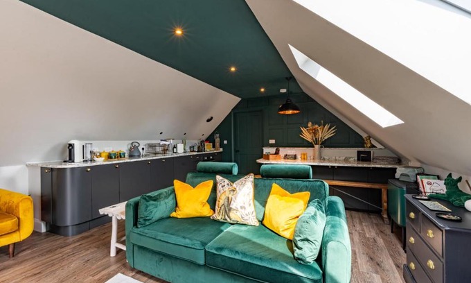 Tetbury Apartment | Stylish one bedroom Cotswold Coach House Tetbury