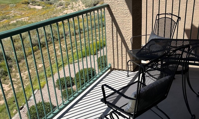 Superstition Lakes Condo | Stylish Resort-Style Retreat - Pool /Spa, Near Restaurants and Shopping Galore!