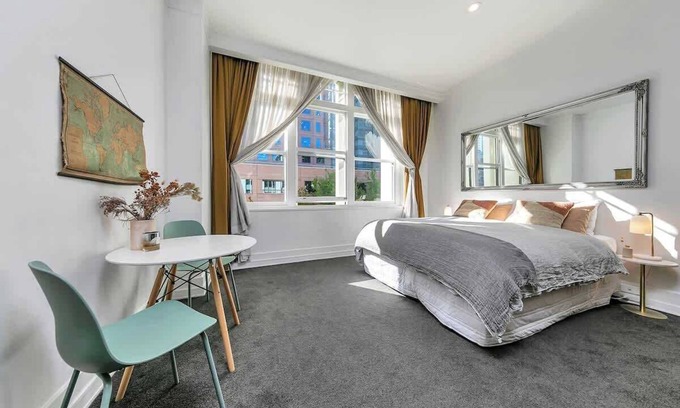 Auckland Central Business District Apartment | Stylish Retreat with city views in Auckland CBD
