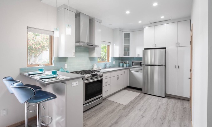 Bixby Knolls Apartment | Stylish Retro Private Studio & Pool Long Bch